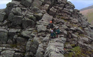 具有挑战性的攀岩 